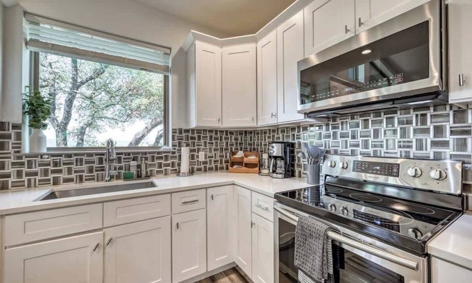 Point Venture Casa | Upscale 5BR Home on Lake Travis With Hottub & Lake Views