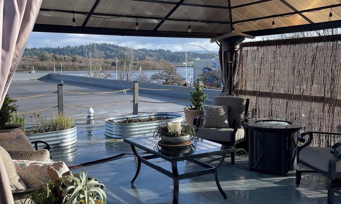 Coos Bay Apartamento | Upscale apartment with rooftop patio in downtown Coos Bay.