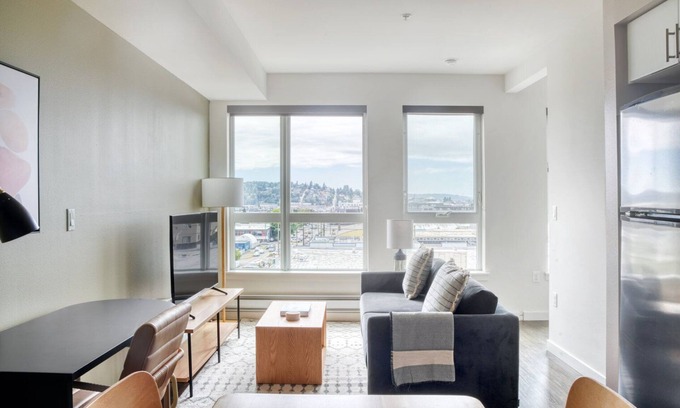 West Woodland Apartamento | Upscale Ballard 1BR w/ BBQ, Lounge & W/D, onsite retail, by Blueground