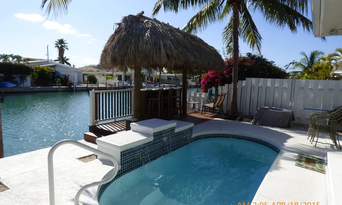 Key Colony Beach Casa | Exclusivo Hermoso Duplex W / Pvt. Piscina / Cabana Club & Inch Beach!