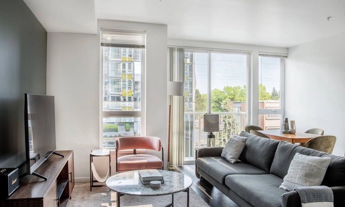 Wilburton Apartamento | Upscale Bellevue Jr 1BR w/ Lounge, Gym & W/D, nr Shops, by Blueground
