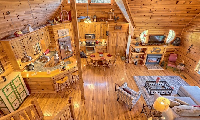 Choestoe Cabina | Upscale cabin in the north Ga. mountains on a peaceful pond. Pet friendly !