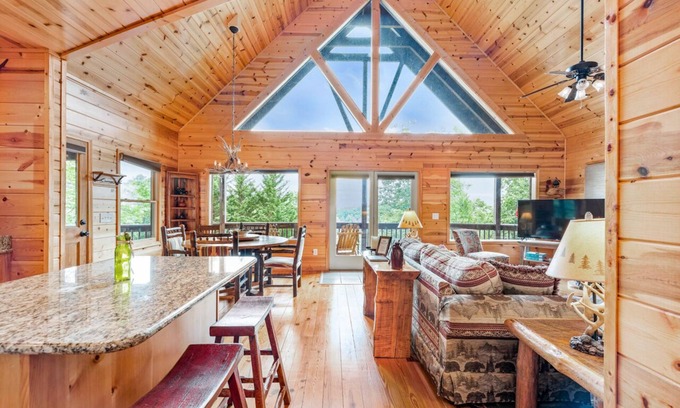 Murphy Casa | Upscale Cabin with Mountain Views - Pet Friendly!