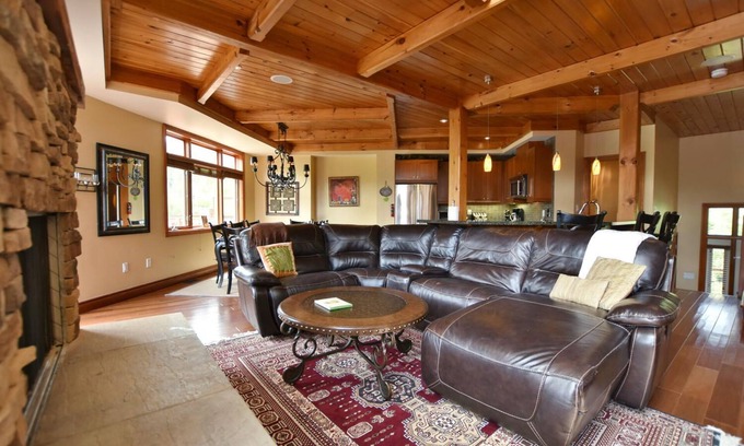 Craigleith Chalet De Esquí | Chalet de lujo con bañera de hidromasaje privada. Apertura de la piscina el 24 de mayo. Certificado de regalo de $ 250.