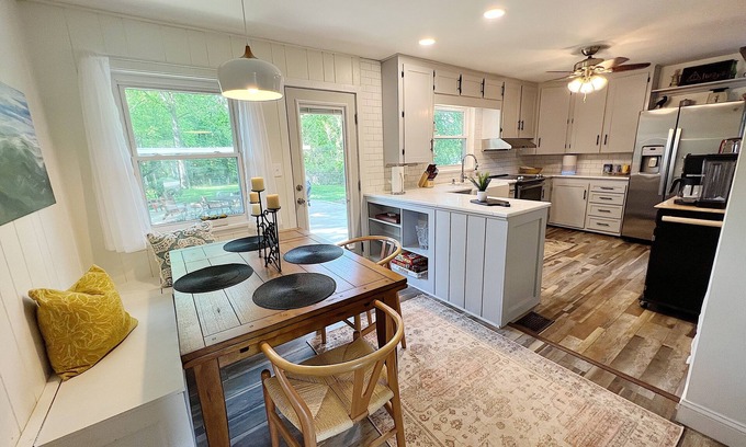 Winston - Salem Cabaña | Upscale City Cottage Getaway