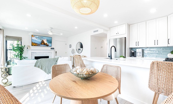 West Newport Condominio | Upscale Coastal Home w/Central AC | Just 1/2 Block to Beach | Walk to Everything!