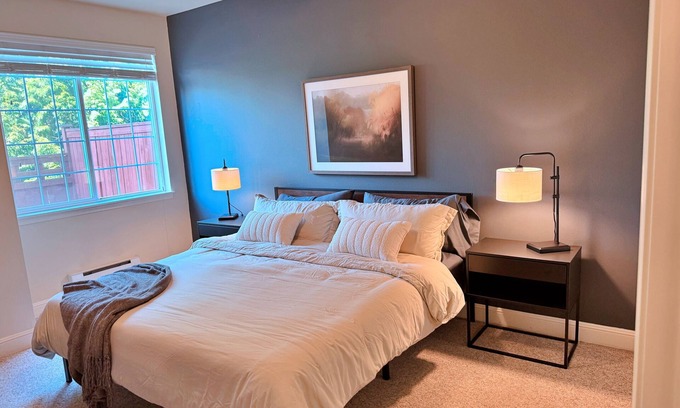 Renton Condominio | Upscale Condo in Central Renton – Convenient to Airport, Hospitals & Downtown