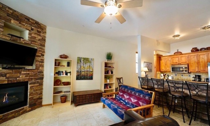 Taos Ski Valley Apartamento | Upscale Condo - Walk to the lifts, restaurants and base area in Taos Ski Valley