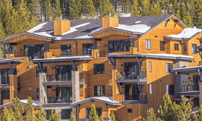 Big Sky Condominio | Upscale Condo! With Stunning Views, and 2 Min Drive to Big Sky Resort!