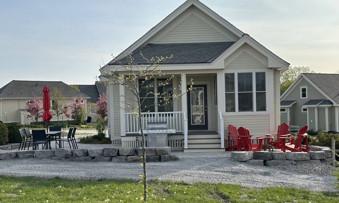 Cherry Valley Cabaña | Upscale Cottage - Sandbanks/Prince Edward County