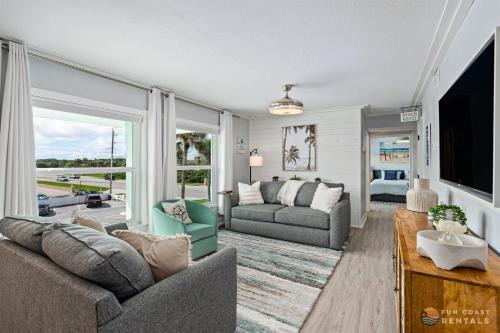 New Smyrna Beach Apartamento | Upscale Dog Friendly and STEPS to the Beach! Spacious Modern Chic Condo!