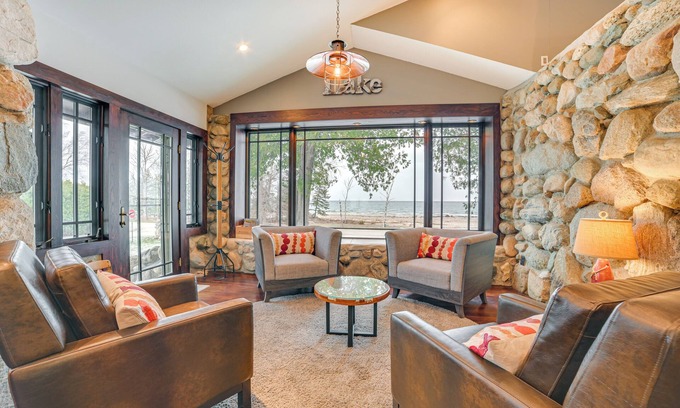 Charlevoix Cabaña | Exclusivo Earl Young Charlevoix Cottage w / Deck