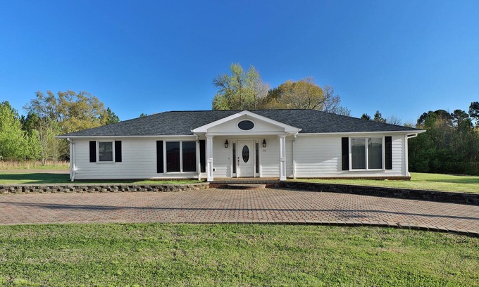 Drayton Casa | Upscale Fully Furnished Executive Home