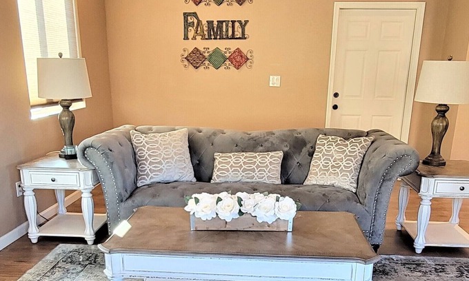 Peoria Casa | Upscale Gated House-Cold AC-Free WIFI & Parking