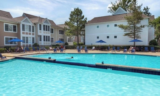 Lackey Complejo | Upscale Gated Retreat w/Plush Bed & Garden Views Minutes from Jamestown