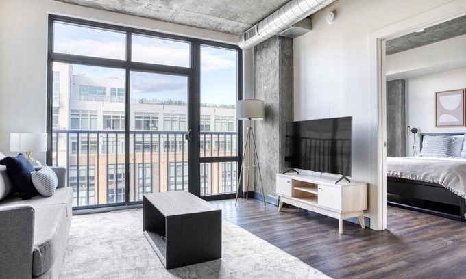 H Street Corridor Apartamento | Upscale H Street 1BR w/ Gym, W/D & Pool, across from WF, by Blueground