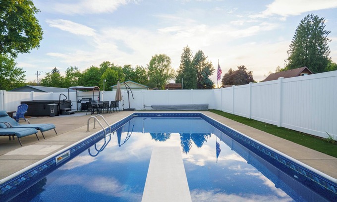 Coeur d'Alene Casa | Upscale Heated Pool Retreat Near Lake CDA with Hot Tub