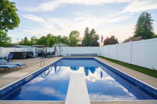 Coeur d'Alene Casa | Upscale Heated Pool Retreat Near Lake CDA with Hot Tub