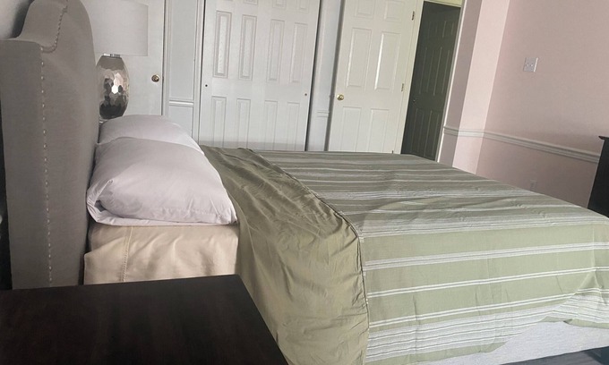 Alexandria Casa | Upscale Hideaway, Disney+, Fast Wi-Fi, Not-Pet Friendly, POOL Closed Sept 2024