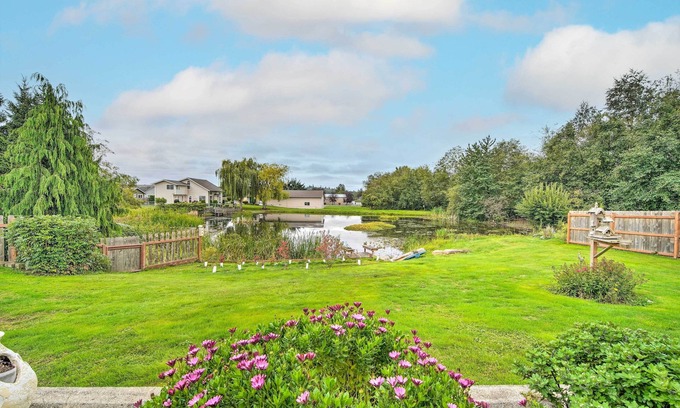 Bellingham Casa | Upscale Home w/ Indoor Sauna on Sunset Pond!