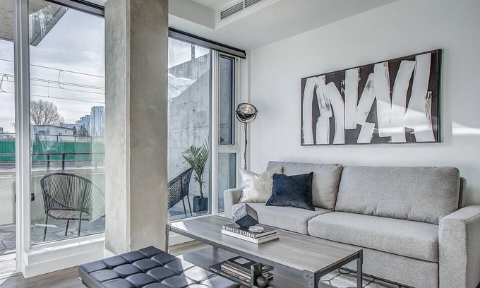 Sunnyside Condominio | Upscale Industrial Condo with Patio near LRT