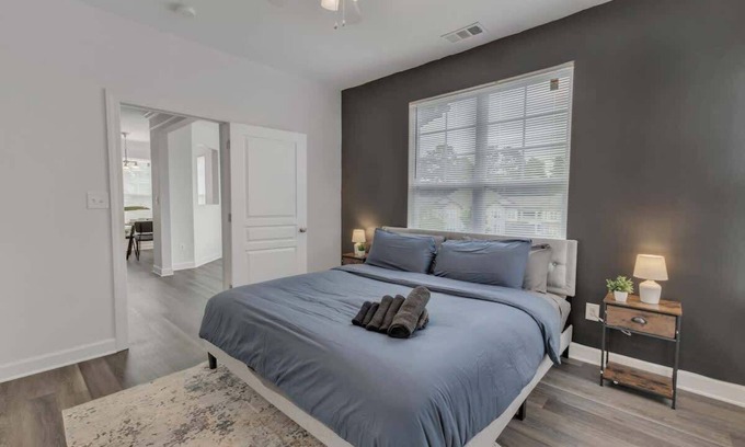 Southwest Raleigh Apartamento | Upscale King 3BR Suite Mins to Downtown Raleigh!