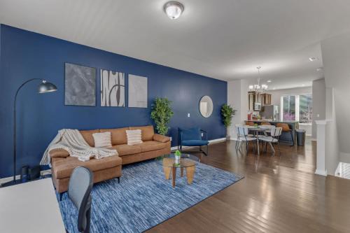 Southwest Raleigh Casa | Upscale King 3BR Townhouse Mins to Downtown!
