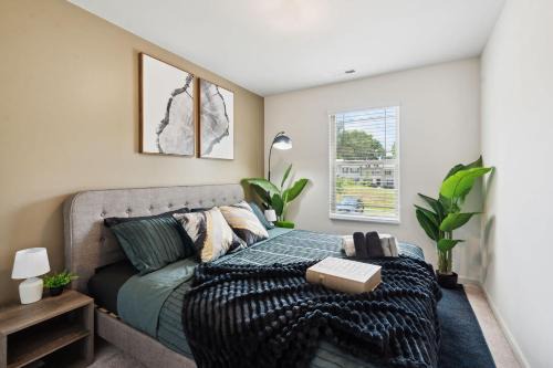 Southwest Raleigh Casa | Upscale King 3BR Townhouse Mins to Cary & NC State