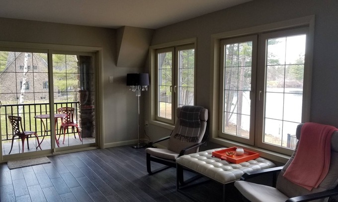 Wells Apartamento | Upscale lake front second floor unit in Wells, NY with stunning views and WiFi