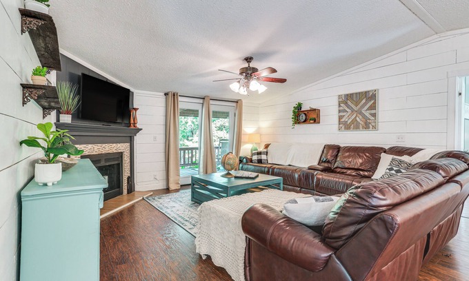 Pottsboro Casa | Upscale Lake Texoma Vacation Home: 1 Mi to Marina!
