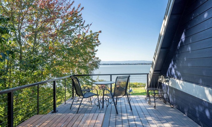 Vancouver Apartamento | Upscale Lakefront ADU w/ Access to Pickleball Court