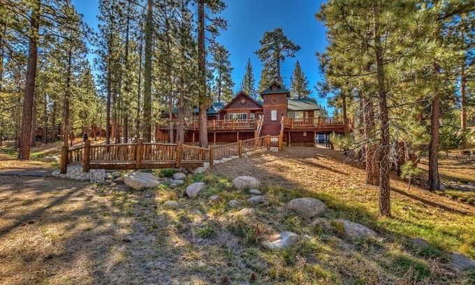 Eagle Mountain Estates Cabina | Upscale log cabin with gourmet kitchen, fireplace, minutes away from attractions
