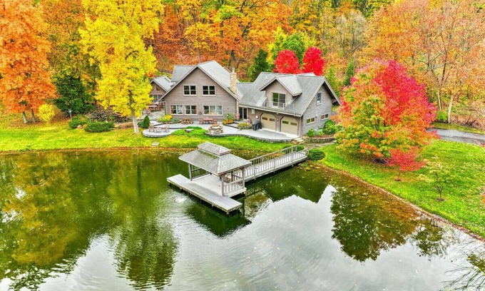 Perinton Cabina | Upscale log cabin w/ 20' ceilings, indoor hot tub & King beds