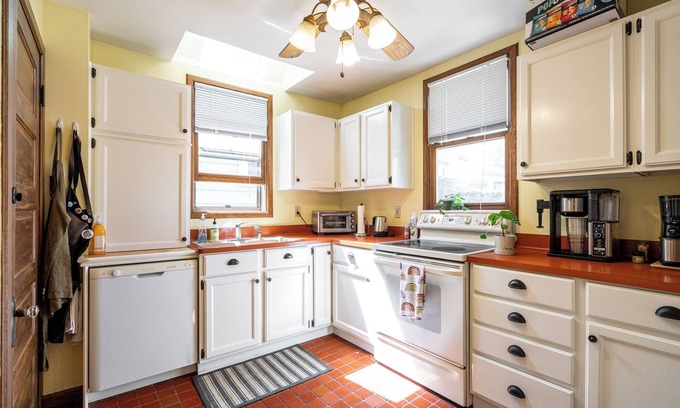 Bay View Apartamento | Upscale Lower Steps From Lake Michigan! lower NY