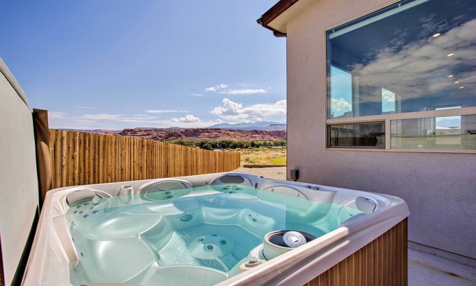 Moab South Valley Apartamento | Upscale Moab Townhome w/ Hot Tub: 20 Min to Arches