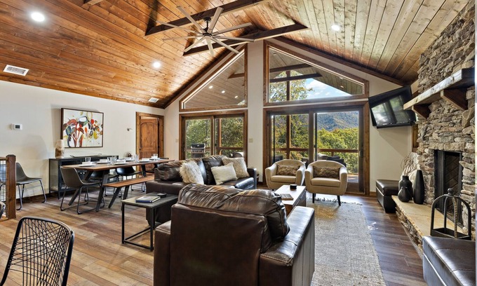 Seven Devils Cabina | Upscale Mountain Cabin w/ Living Room Views