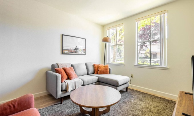 Mountain View Apartamento | Upscale Mountain View 2BR w/ Pool & Courtyard, nr Shops, by Blueground