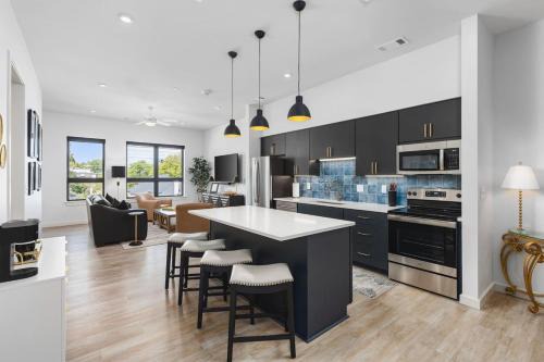 Edgehill Apartamento | Upscale Music Row Corner Unit with Patio Rooftop with City View and Gym