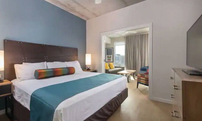 Civic District Complejo | Upscale One Bedroom Suite in the Heart of Austin!