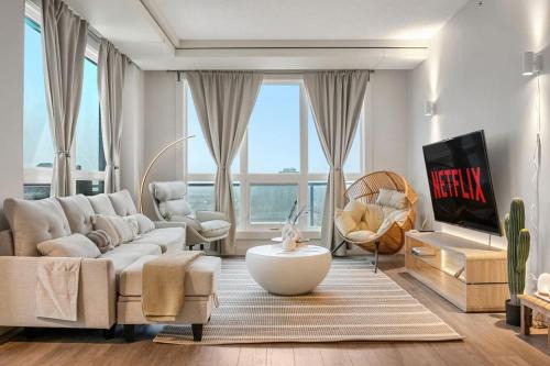 Haysboro Apartamento | Upscale Penthouse Stay with Mountain & City Views, Free Parking, BBQ Grill, Office Space & More