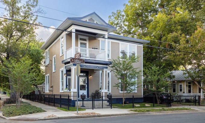 Arsenal Condominio | Upscale, Quiet, and Relaxing King William Retreat