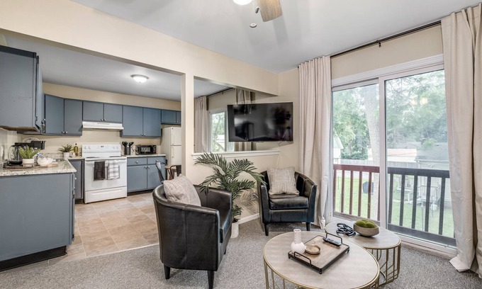 College Heights Apartamento | Upscale Retreat Near EMU: Serene, Sophisticated, Full Amenities