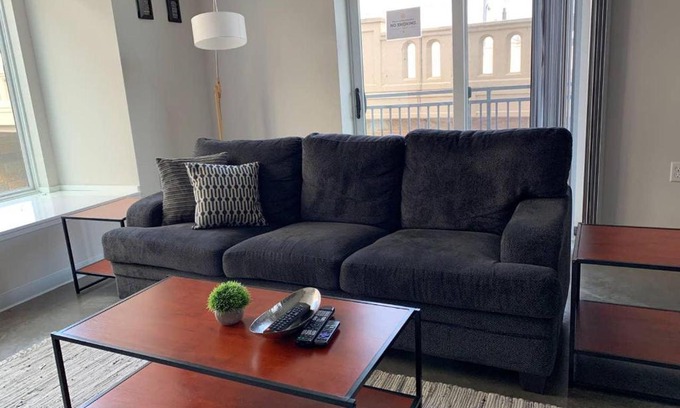 Milwaukee Apartamento | Upscale Riverfront 2BR Apt
