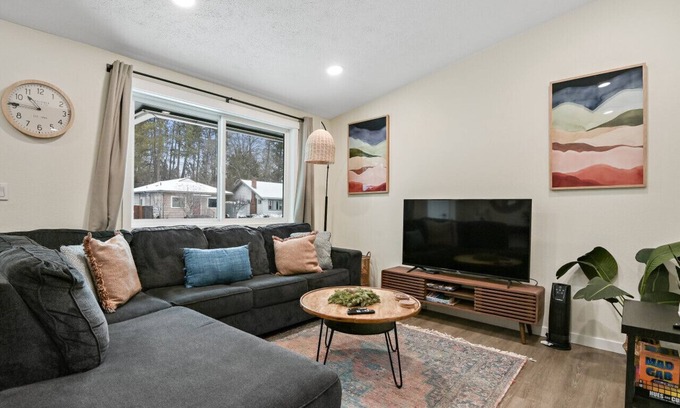 Spokane Casa | Upscale Rockwood Boho Townhouse