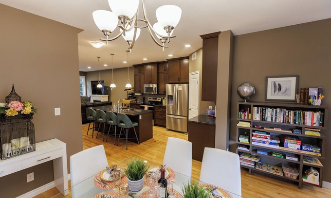 Saskatoon Casa | Upscale Saskatoon Getaway Private Yard Quiet Neighbourhood Sleeps 7
