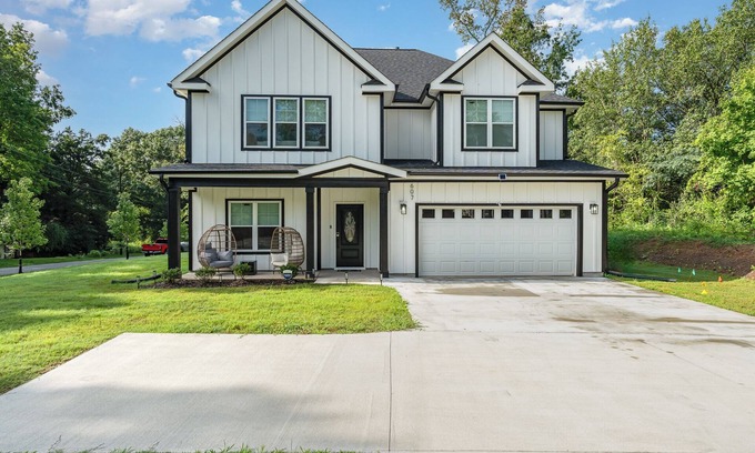 Hayes Casa | Upscale spacious 5-bedroom house mins to Airport with fitness and game rooms
