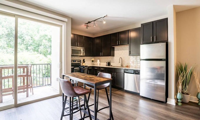 Barclay Downs Apartamento | Upscale Studio in Ritzy SouthPark Charlotte/King Bed/Balcony/Free Parking!