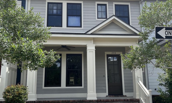 Milton Casa | Upscale Townhouse in Quaint and Quiet Olde Towne