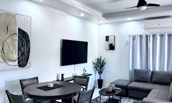 West Gate Hills Apartamento | Upscale Urban Oasis - Luxury Two Bedroom Apt Prime Location mins from the beach