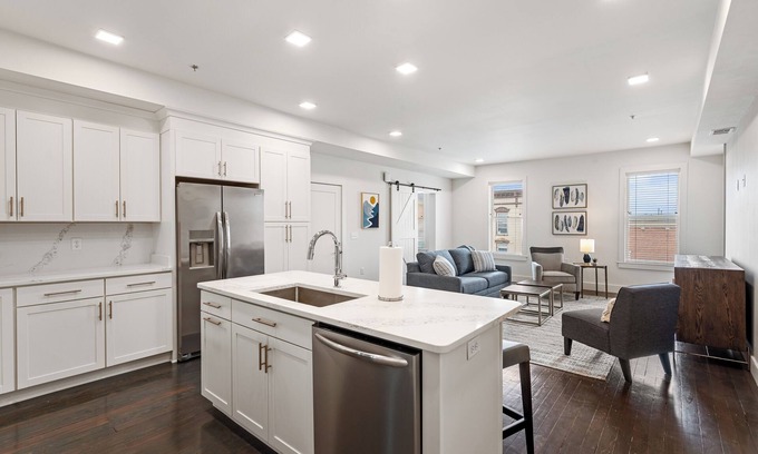 Charles Town Condominio | Upscale Walkup Apartment in the Heart of Historic Charles Town, WV